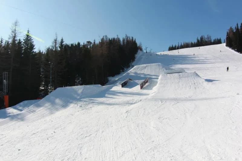 Snowpark w Štrbskim Plesie: Idealne miejsce dla narciarzy i snowboardzistów Snowpark w Štrbskim Plesie: Idealne miejsce dla narciarzy i snowboardzistów
