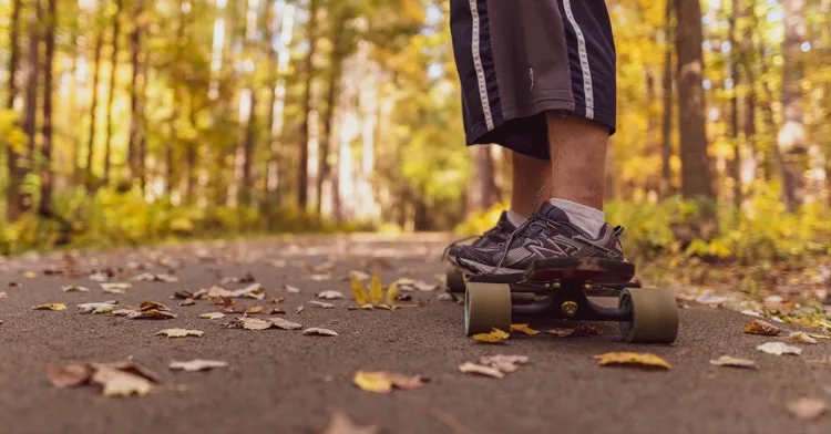 Najlepsze miejsca do jazdy na longboardzie w Warszawie - unikaj błędów