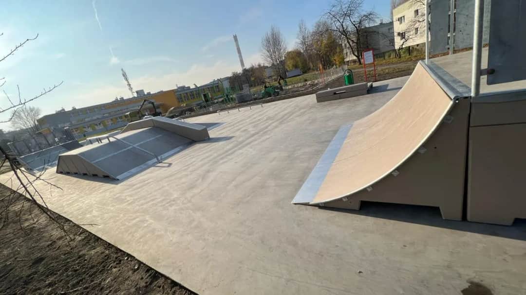 Skatepark Zabrze: Nowoczesne miejsce dla skaterów z minirampą i przeszkodami