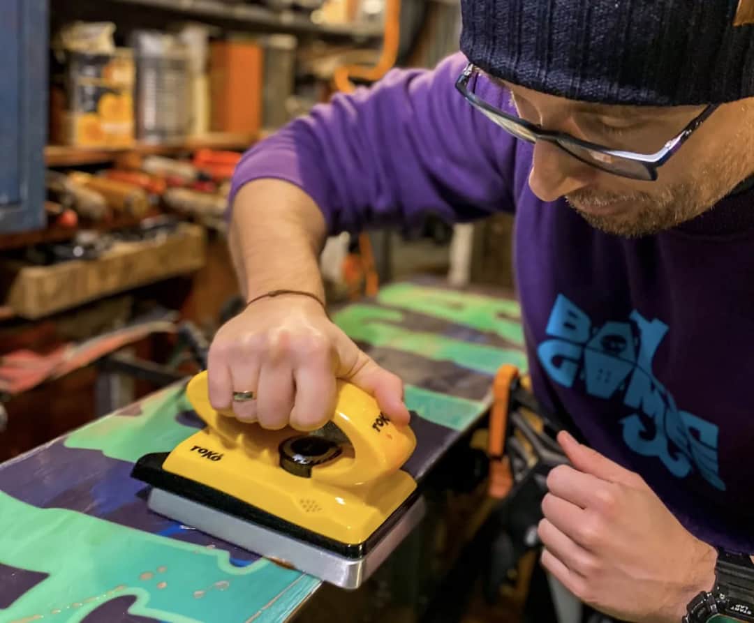 Jak smarować snowboard, aby uniknąć uszkodzeń i poprawić jazdę Jak smarować snowboard, aby uniknąć uszkodzeń i poprawić jazdę