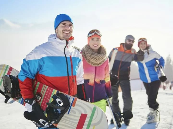 Wyjazd na snowboard co zabrać: niezbędne przedmioty i porady