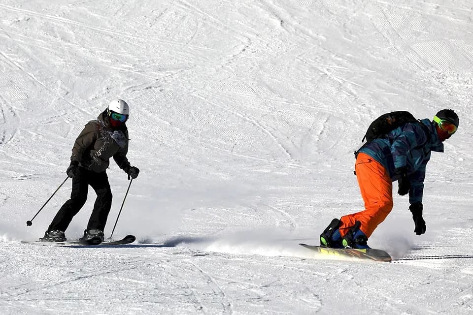 Co jest szybsze: narty czy snowboard? Odkryj zaskakujące różnice