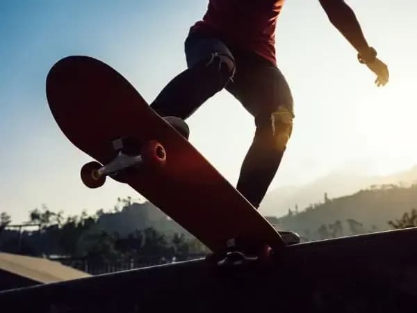 Gdzie można jeździć na deskorolce? Odkryj najlepsze miejsca w mieście