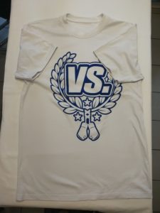 koszulka versus biała z niebieskim nadrukiem